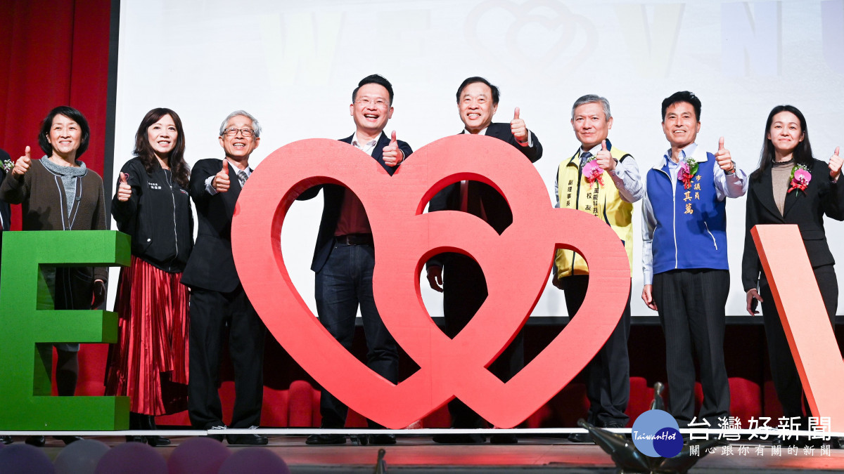 蘇副市長與出席貴賓比讚合照。<br /><br /> 