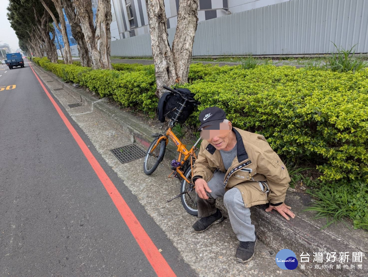 8旬老翁街頭迷途徘徊，中壢巡邏警即時助團圓。