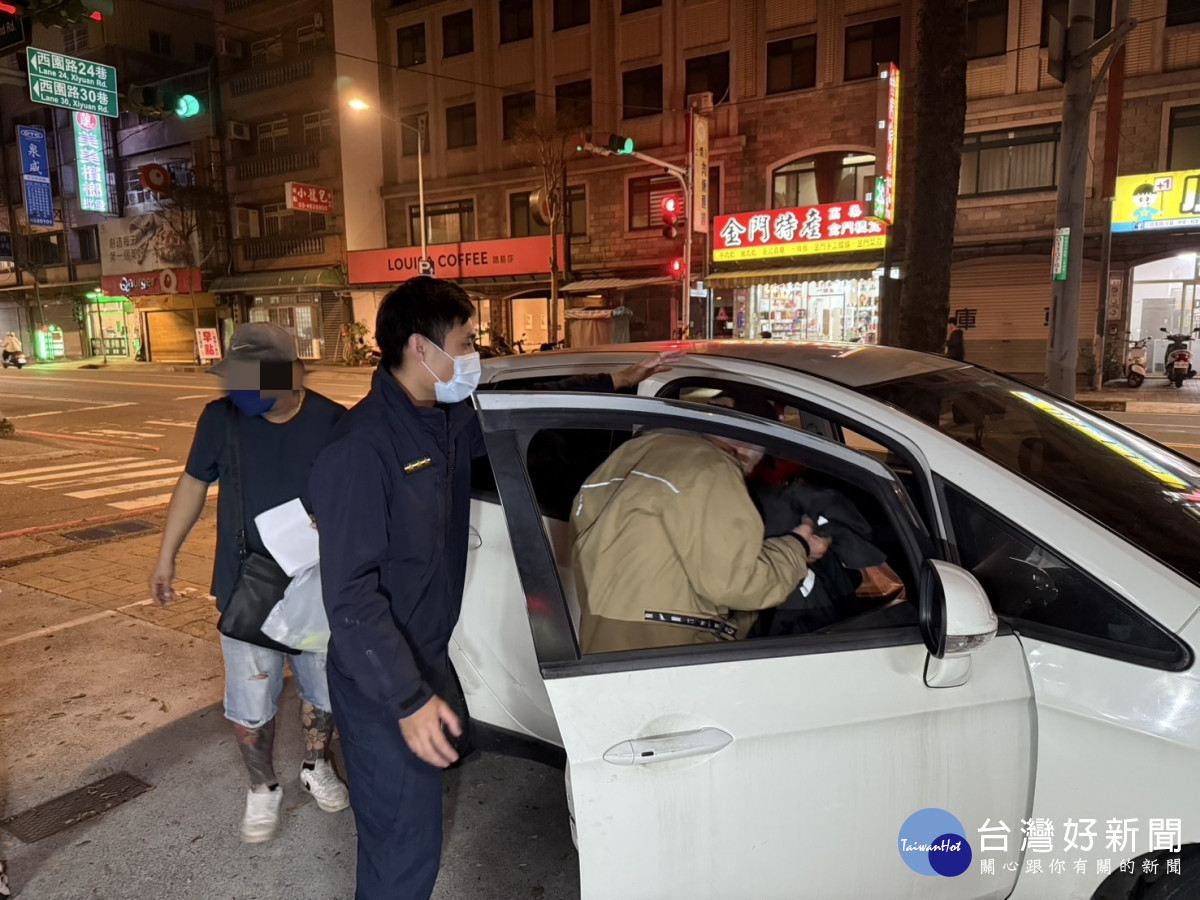 8旬老翁街頭迷途徘徊,中壢巡邏警即時助團圓。