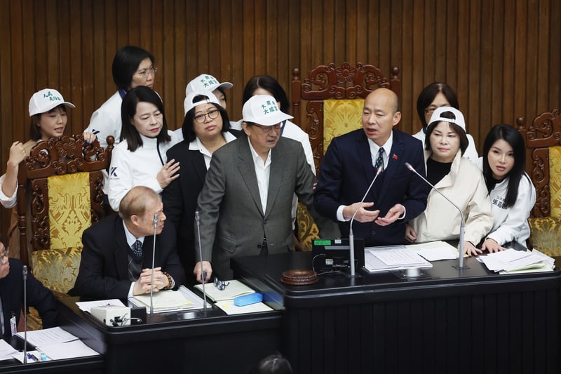 藍綠雙方在議場內發生爭執,最後立法院長韓國瑜(前右3)宣布休息。前左2為民進黨團總召柯建銘。中央社