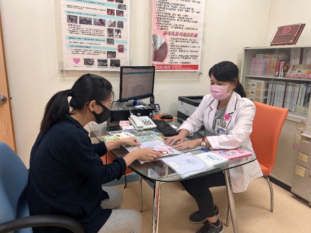 ▲婦產科衛教師向民眾衛教唐氏症篩檢 (示意圖)。(圖/中市府提供)