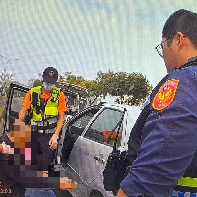 197fe6c2c9b8cbb3566d906bf313cc69警方與消防救護人員及時趕到，迅速採取行動。(記者廖承恩翻攝)