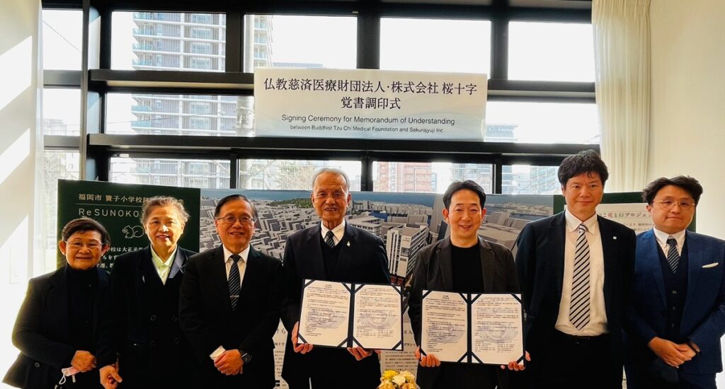 慈濟醫療法人執行長林俊龍（左四）、台中慈濟醫院院長簡守信（左三）、副院長莊淑婷（左二）與日本櫻十字株式會社代表董事梶正登（右三）、預防醫療事業部長岬昇平(右二)共同簽署合作備忘錄。（圖/台中慈濟醫院提供）