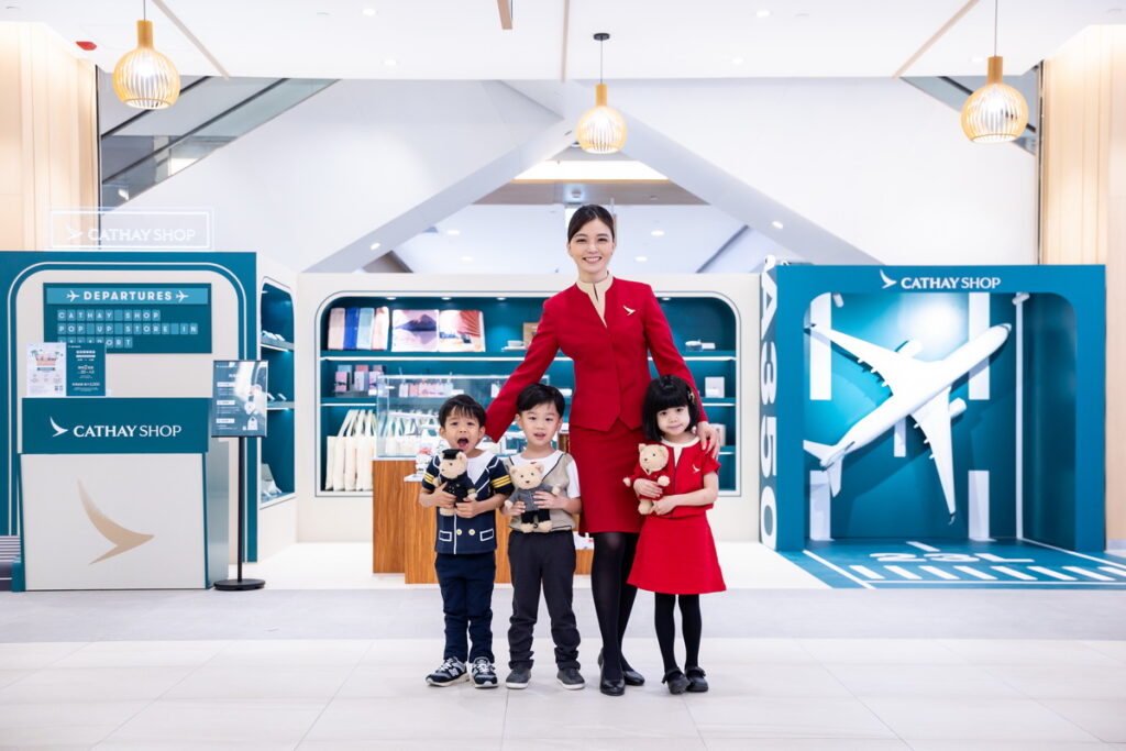 國泰航空Cathay Shop LaLaport 南港快閃店登場 航空迷必朝聖!巨型飛機模型打卡亮點