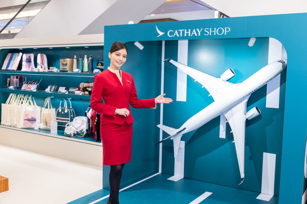 國泰航空官方商店Cathay Shop即日起在Mitsui Shopping Park LaLaport南港快閃登場,民眾可和等比