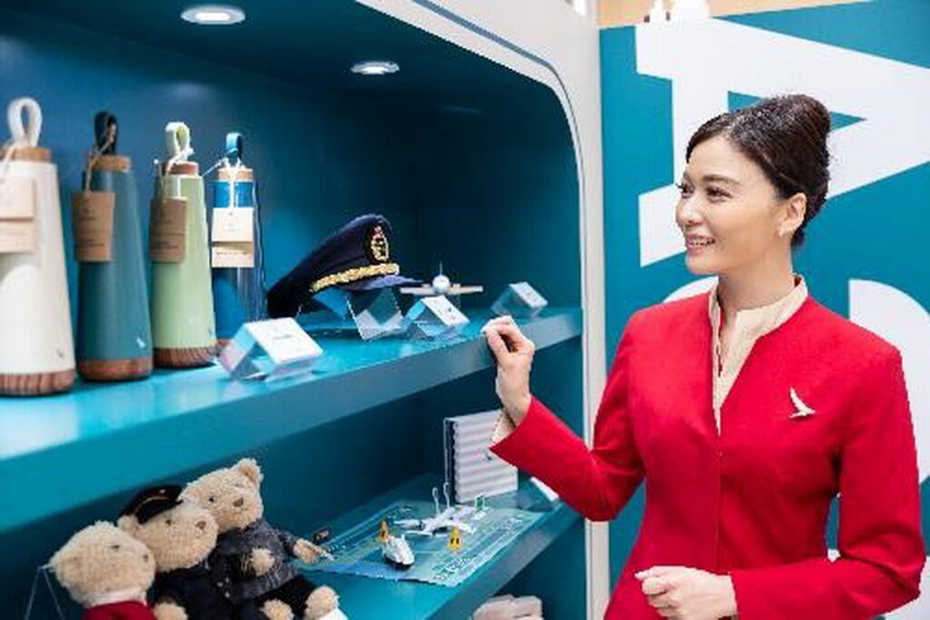 國泰航空集結多樣化航空主題特色商品, 於LaLaport南港店開設為期三週的快閃店, 讓顧客能輕鬆入手國泰航空限定商品。
