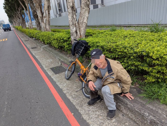 8旬翁呆坐人行道 壢警及時伸援 57 gwwe 3