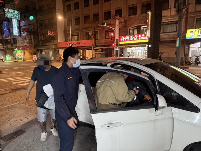 8旬翁呆坐人行道 壢警及時伸援 58 gwwe 1