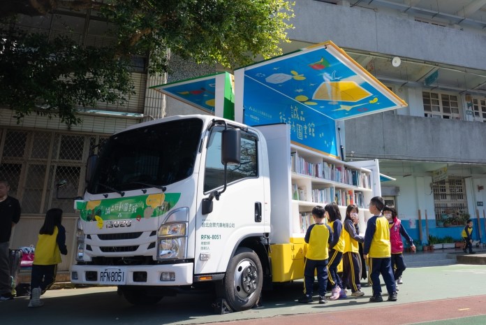 ISUZU台北合眾汽車推廣閱讀教育 打造彩繪書車「行動圖書館」 3月全新啟航 80 S 60678183