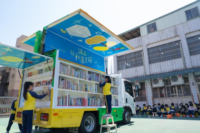 ISUZU台北合眾汽車推廣閱讀教育 打造彩繪書車「行動圖書館」 3月全新啟航 81 S 60678185