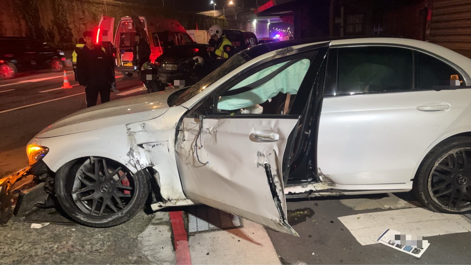 李姓駕駛(19歲)因未注意車前狀況,導致車輛先撞上中央分隔島後失控,衝入對向車道,並撞上停放於路旁的自小貨車。(記者 黃荷琇翻攝)