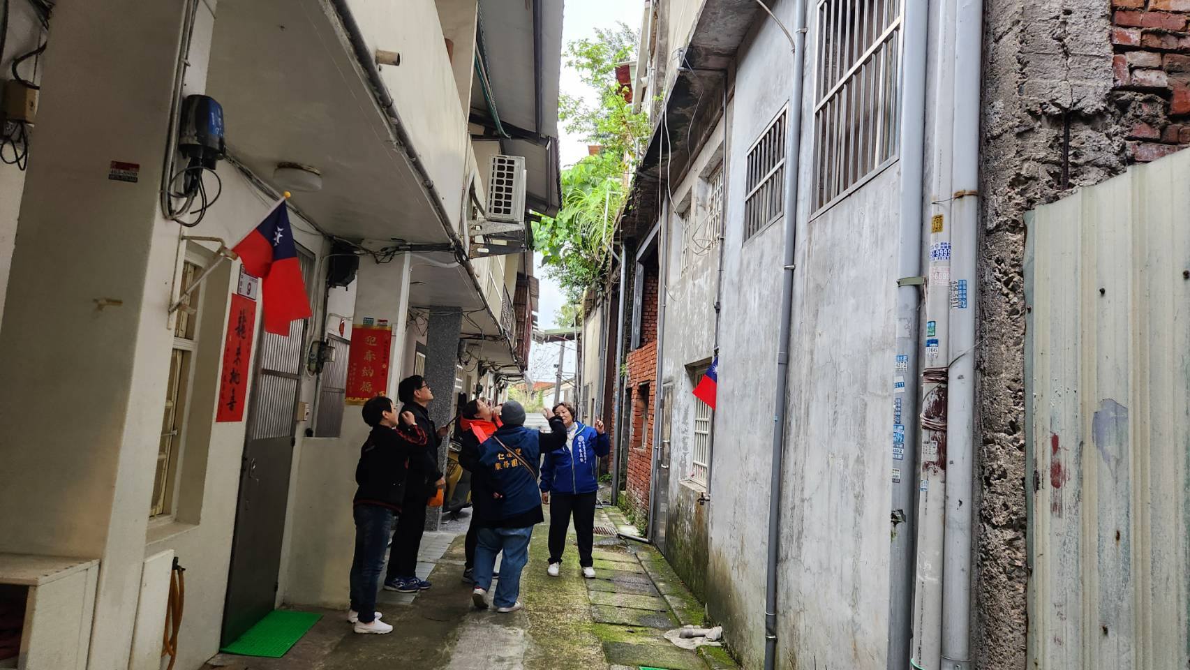 吳導君會勘路燈。(圖/中壢區仁德里服務意見社團)
