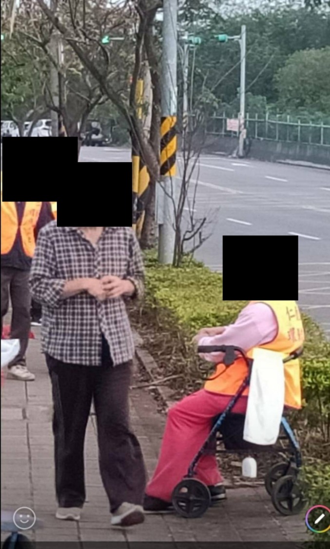 有志工坐輪椅參與環境清潔日,只是既然行動不方便,該如何做清潔?遭人質疑是「人頭」。(圖/民眾提供)