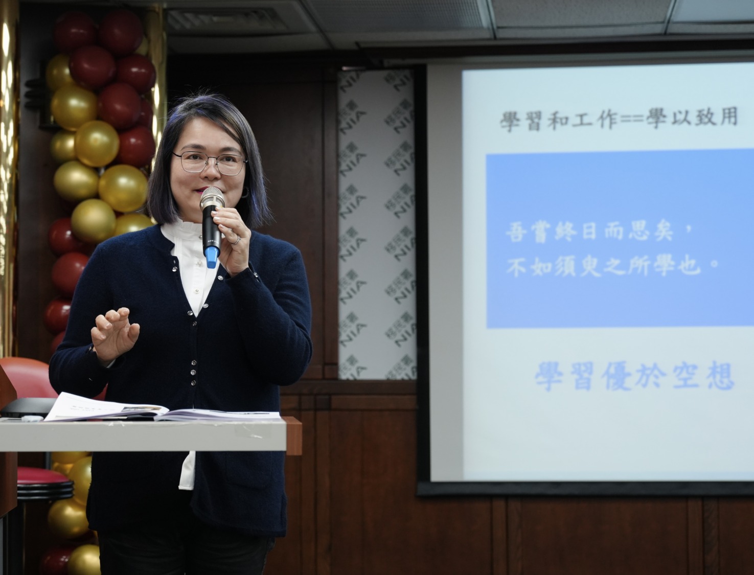 新住民詹夏莉於課程中鼓勵新住民姊妹不斷學習並勇於實現夢想。(記者 黃荷琇翻攝)