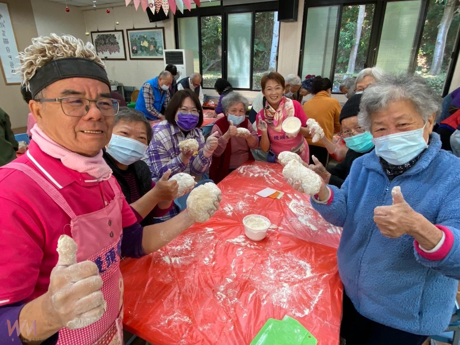 (有影片)/饅頭哥哥、姐姐環島愛心到中彰榮家 長輩重溫手作樂趣 - https://www.watchmedia01.com