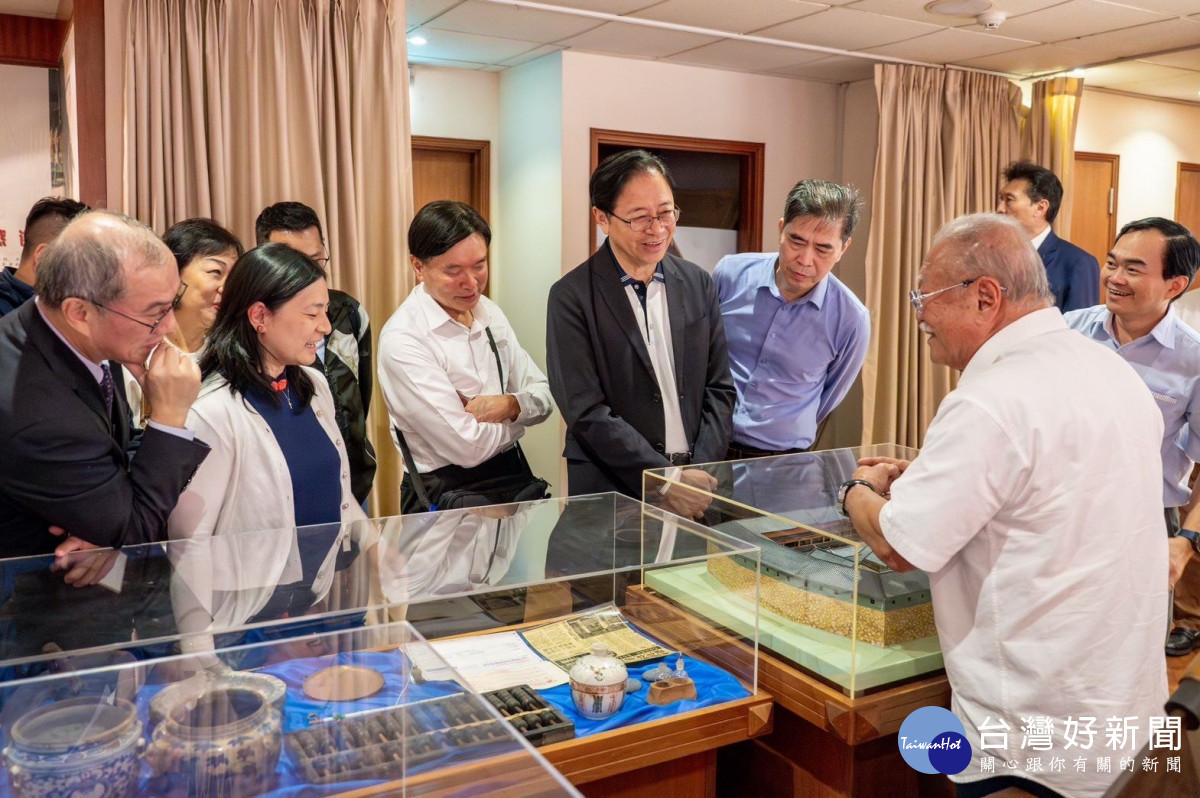 新加坡茶陽(大埔)會館新任會長何謙誠向張市長一行介紹會館展品與歷史。<br /><br />