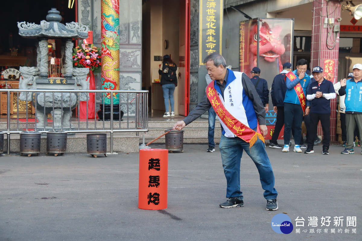 王副縣長點燃起馬炮後進香隊伍出發。（記者扶小萍攝）