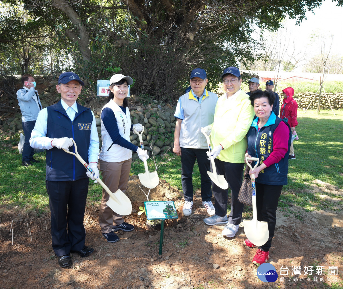 新竹分署分署長夏榮生、新竹縣長楊文科、議長張鎮榮、新豐鄉長徐煒傑等共同種下珍貴的槲櫟(林業保育署新竹分署提供)