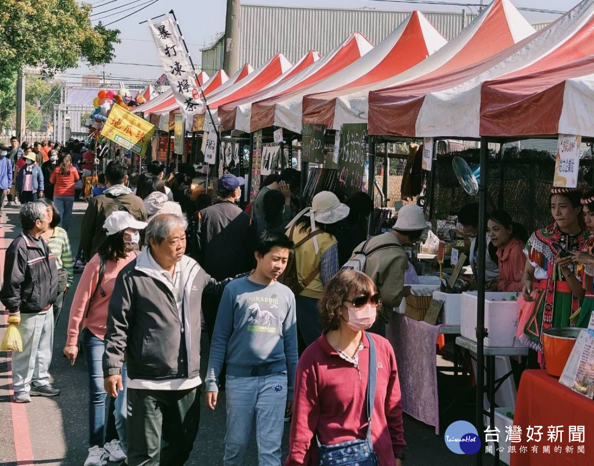 在地青農組成麥田好農展市集,販售大雅區當季農特產品,吸引滿滿人潮。