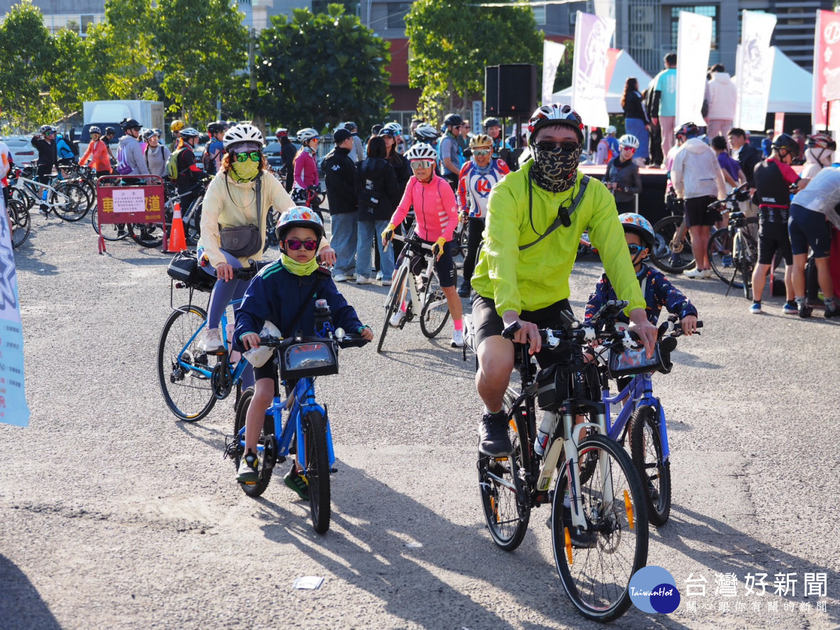 萬眾騎BIKE坡度、長度適合親子同騎,不少民眾闔家同樂。
