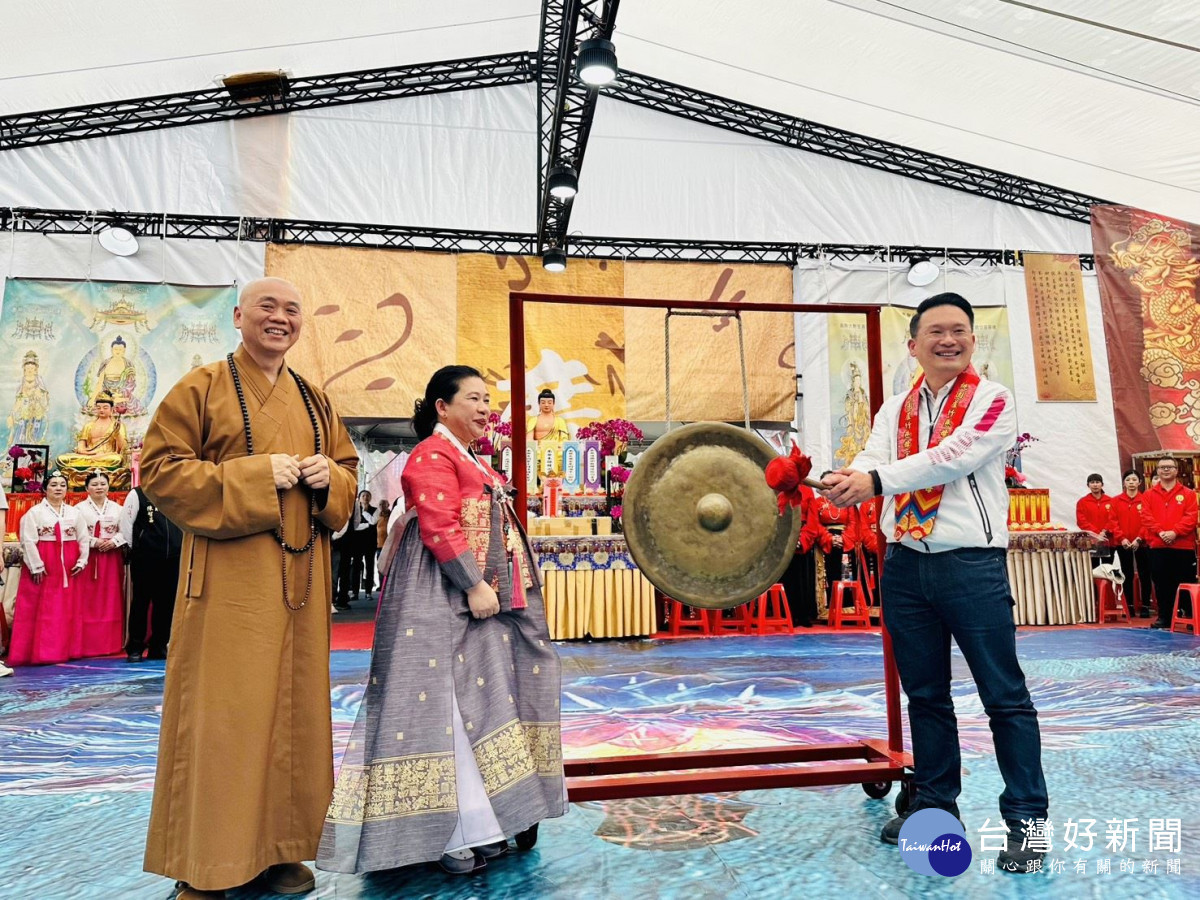 蘇副市長敲鑼獻上祝福。