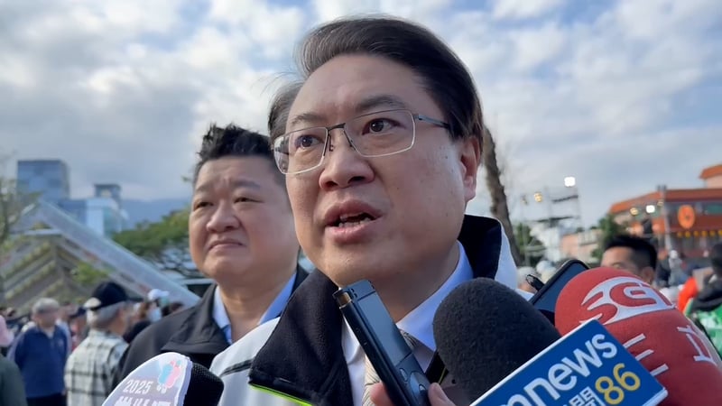 民進黨「人民是頭家」政策宣講會花蓮場22日在花蓮市自由廣場舉行,黨秘書長林右昌(前)接受媒體訪問。中央社