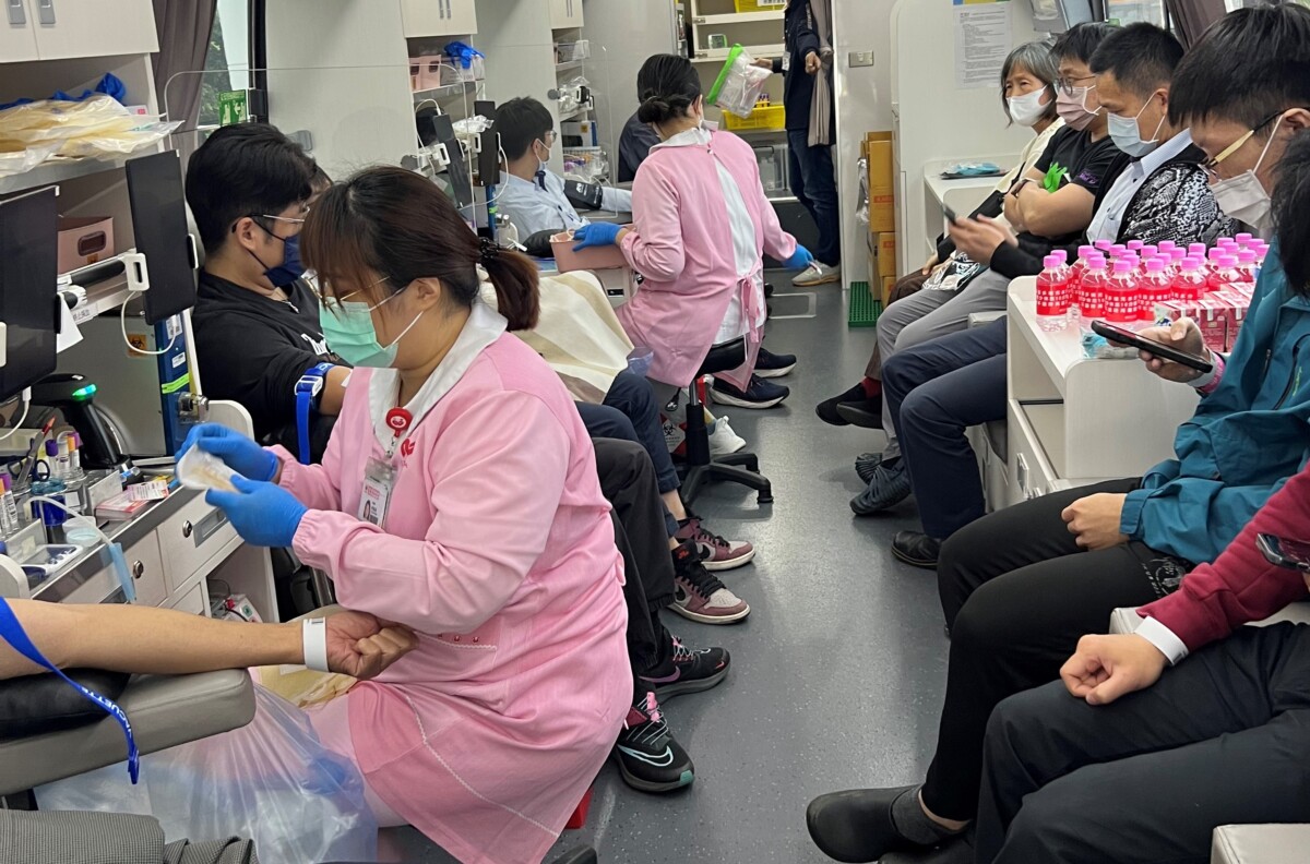 ▲圖說:中油公司煉製事業舉辦「中油捐血 油人愛無限」,共有117人成功捐血。( 記者李堂安翻攝)