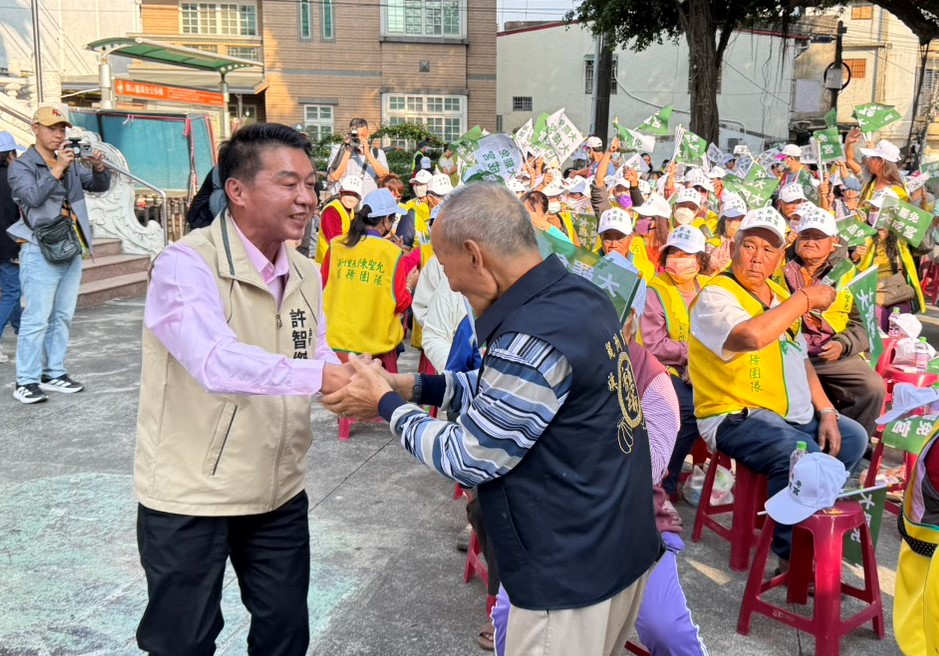 ▲圖說:由民進黨【顧台灣 顧未來】宣講,許智傑火力四射展魅力。( 記者李堂安翻攝)