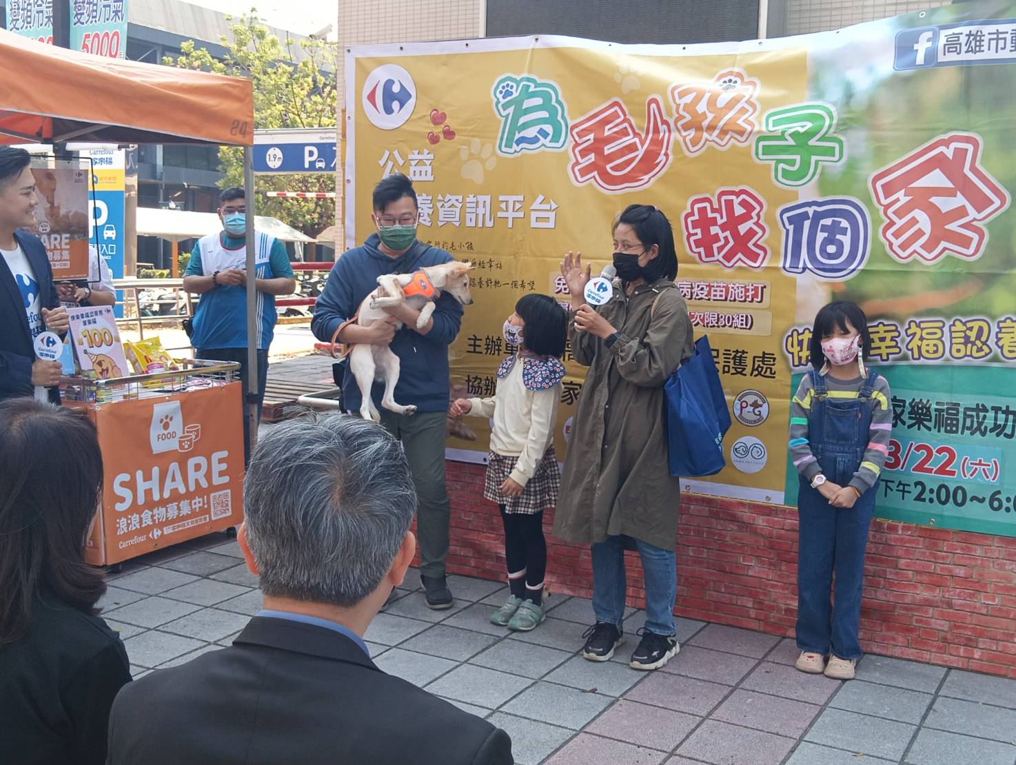 民眾參加「為毛孩子找個家」公益認養會活動。林錫淵攝