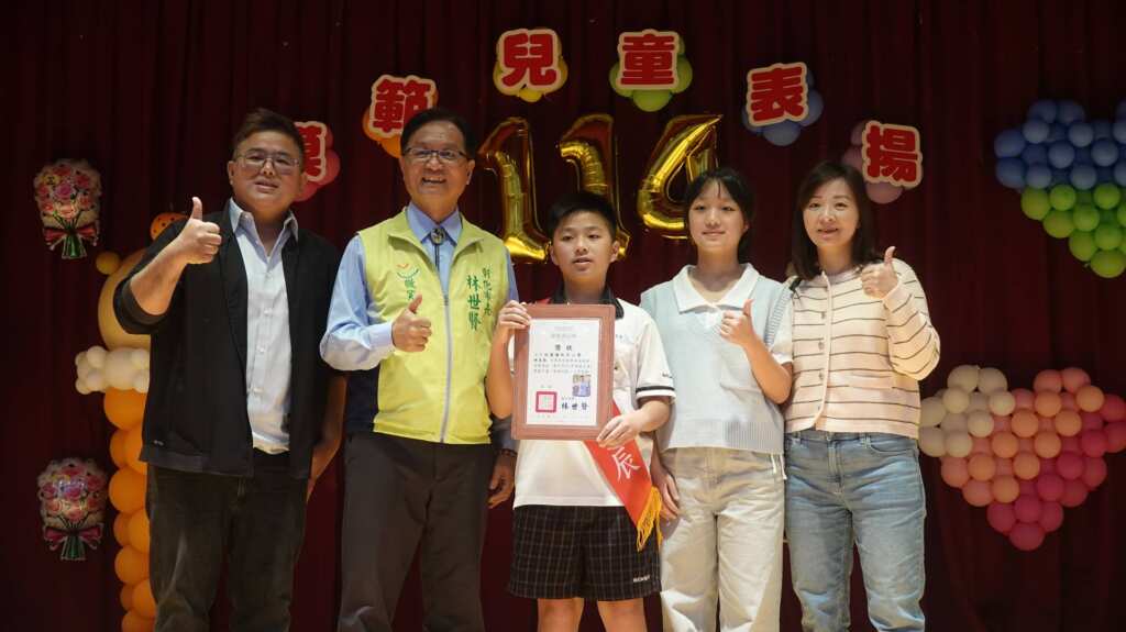 ▲林世賢市長分批和受表揚模範兒童與家人合影留念。（記者林明佑攝）
