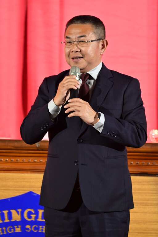 ▲Feeling 18巧克力工房創辦人茆董事長擔任主賓，以自身從18歲第一次創業以來的經驗，勉勵同學們未來成為社會的靠山。（明道中學提供）