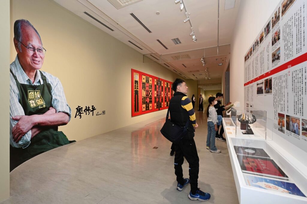 「廖修平90大展」現場民眾參觀情形。(圖/國美館提供)