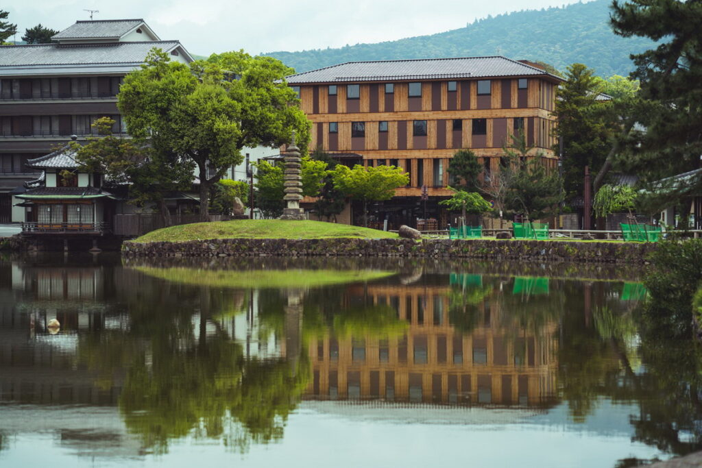 高圓山是「奈良」知名的登山路線，沿途可欣賞四季變化的自然美景。(圖片由Booking.com提供)