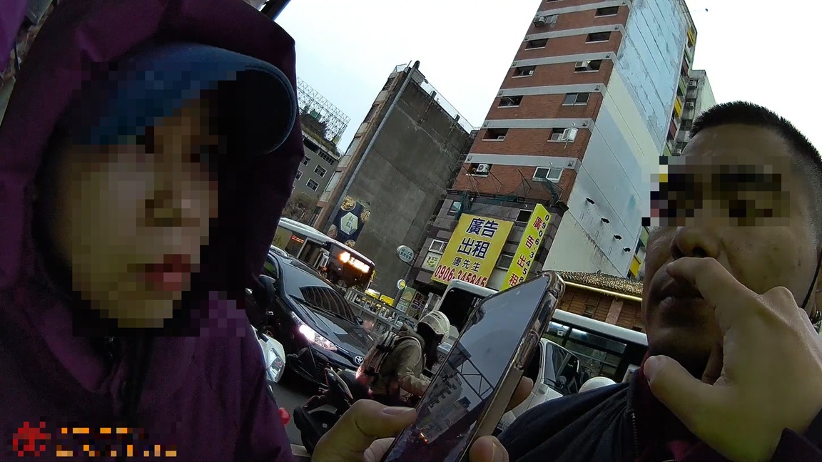 ▲圖說：面對員警攔查，女子拿出手機居留證照片，想要證明越籍男子為合法移工                 （圖／台中市政府 提供）