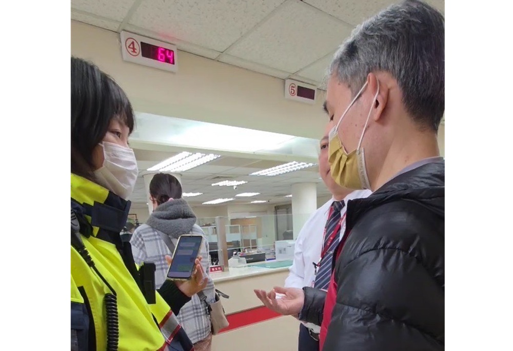 金山警阻詐立功 女警花熱心勸說守住男子血汗錢 236 248250322a02