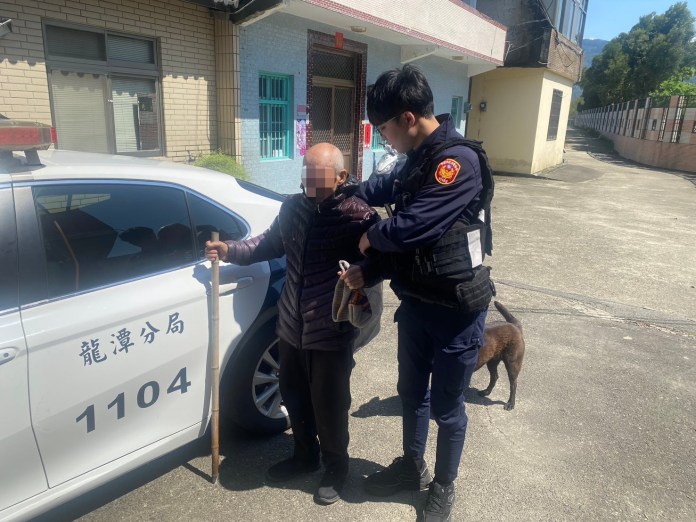 81歲失智老翁迷途街頭 龍潭警憑「這數字」助順利返家 55 S 2203658 0