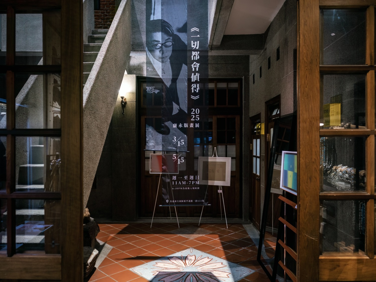 蔡康永低調於百年古宅潮洋行辦「一切都會值得」版畫展,觀展人潮不斷。 (圖/潮洋行 提供)