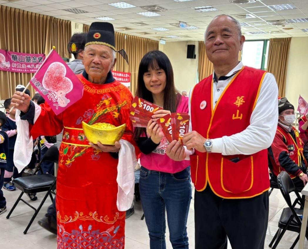 藝人HEBE的外公高齡104歲,扮演財神爺祝大家財運旺旺來。(圖/記者黃溎芬翻攝)