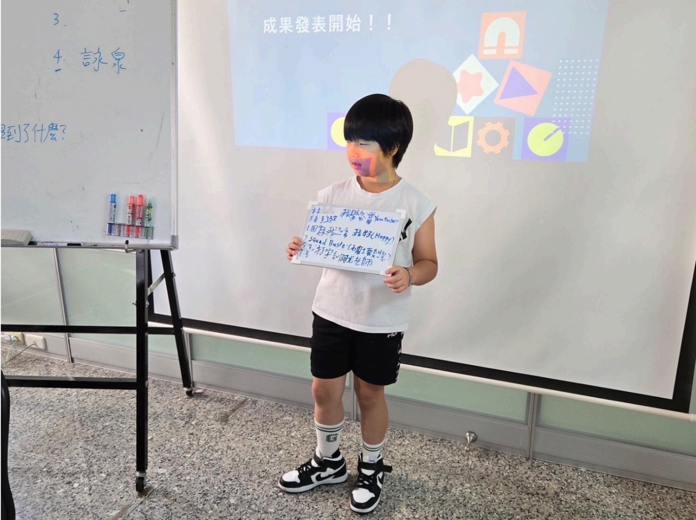 林益全的兒子參加短影音製作課程,勇敢站上台發表學習成果。(記者 趙靜姸翻攝)