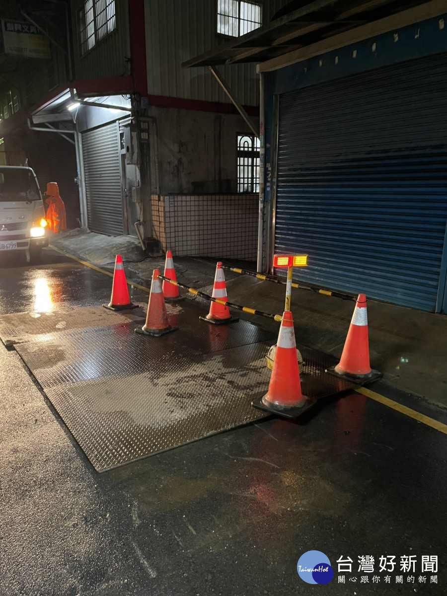 新竹市政府啟動應變機制，協調相關單位迅速投入路面下陷搶修工作。