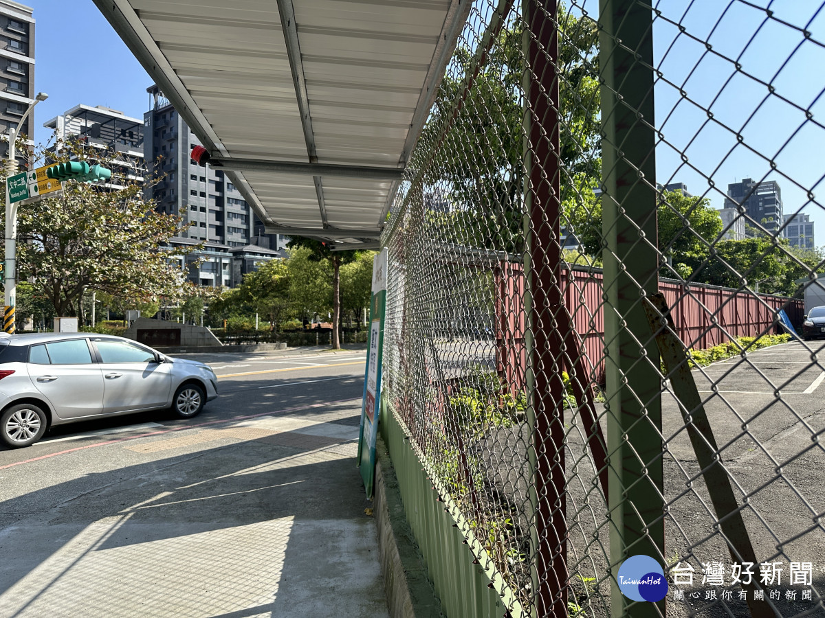 桃市府創「施工圍籬標準圖例」, 規範轉角圍籬透空解視線盲區。