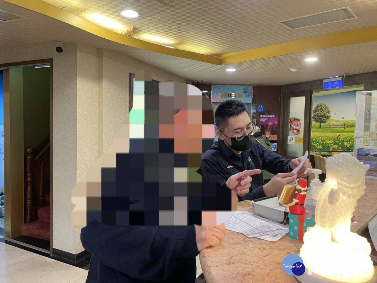 警察局第一分局西門派出所員警鄧皓耘送迷路的澳籍遊客返回飯店。