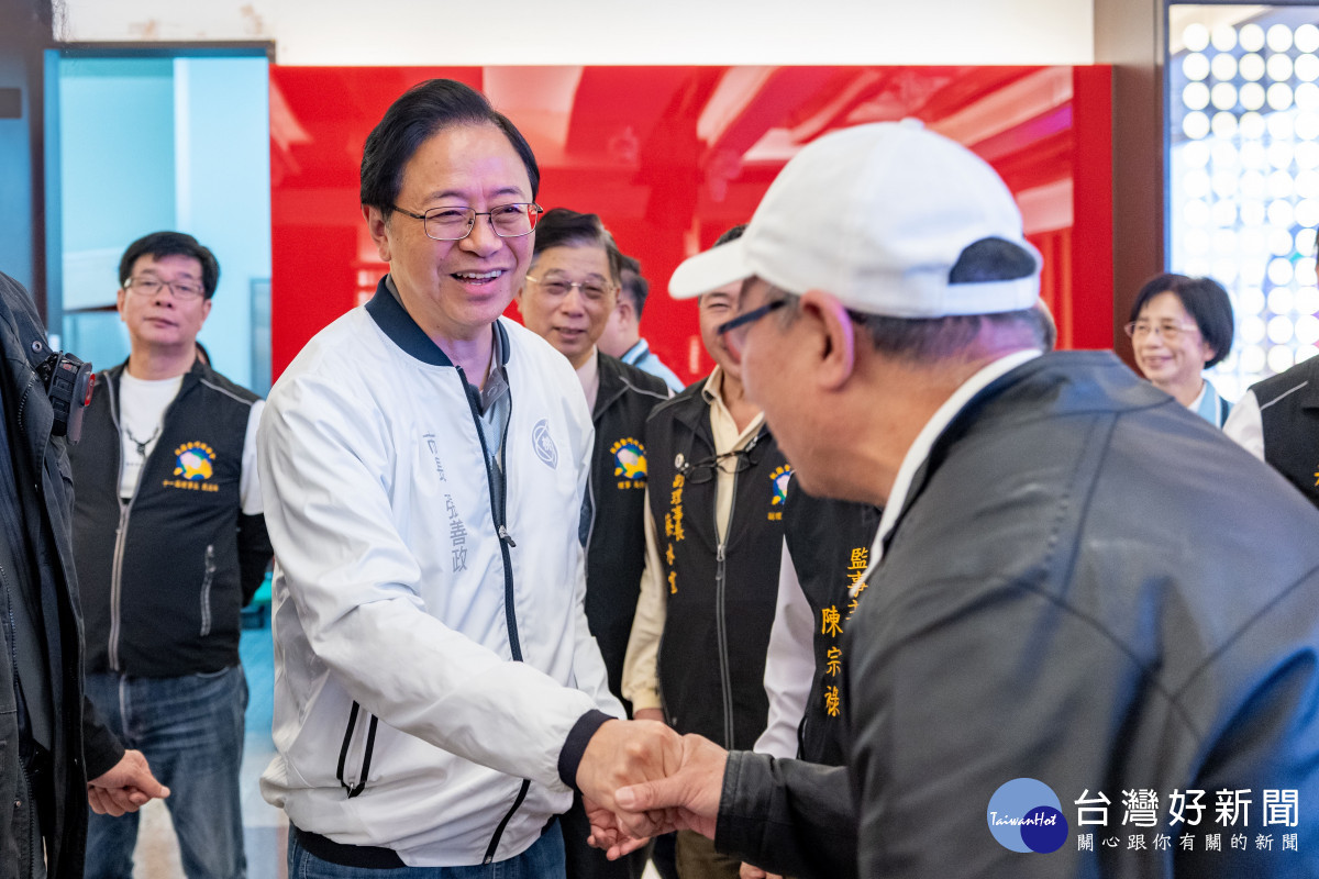 張市長與金門鄉親握手致意。