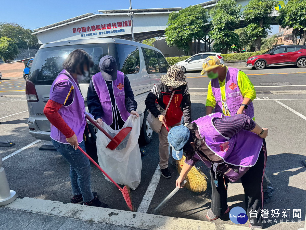 社區青年打掃街道。(南投縣團委會提供)