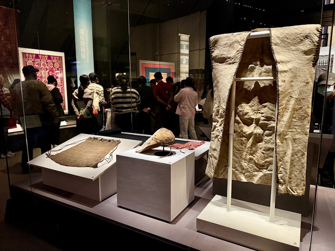 故宮南院全新換展「包羅萬象─院藏亞洲織品展」5公尺掛飾與精美拼布服備受矚目