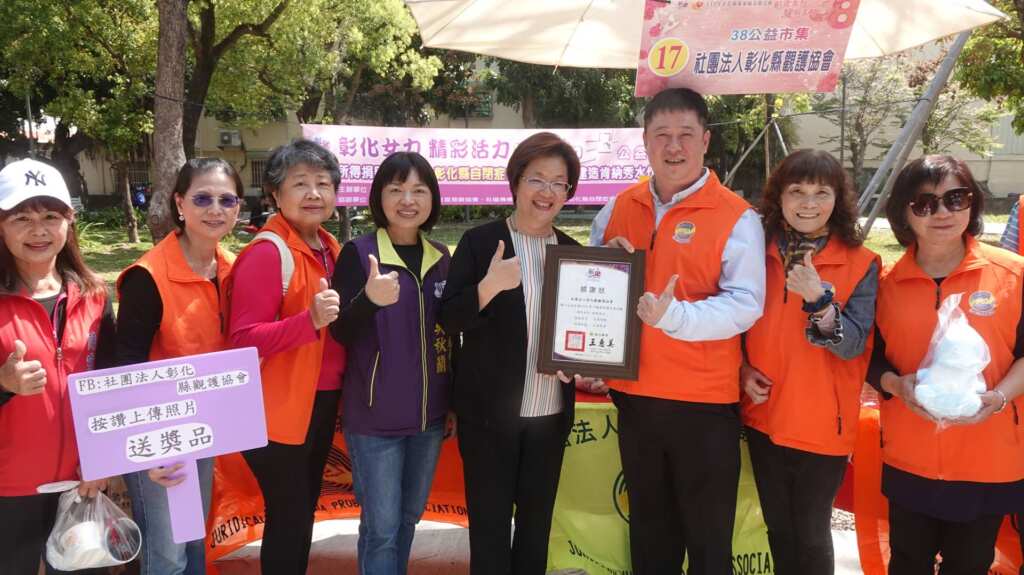 ▲「Women38公益市集」今年已邁入第5年，今年市集的所得將全數捐贈給肯納家長協會，用來幫助自閉症孩子。（記者林明佑攝）