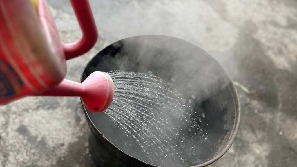 ▲澆熄餘燼。（彰化縣環保局提供）