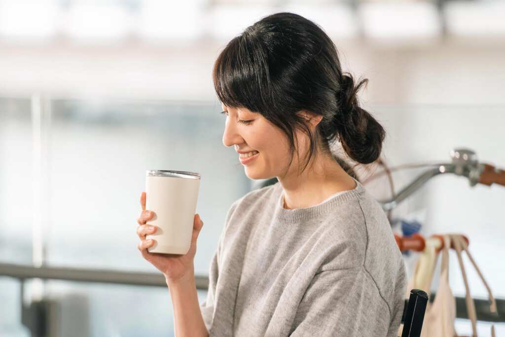 《歡迎光臨 二代咖啡》田中千繪劇中靠著一杯咖啡的時光，找回屬於自己的Me Time。（記者張玉泰翻拍）