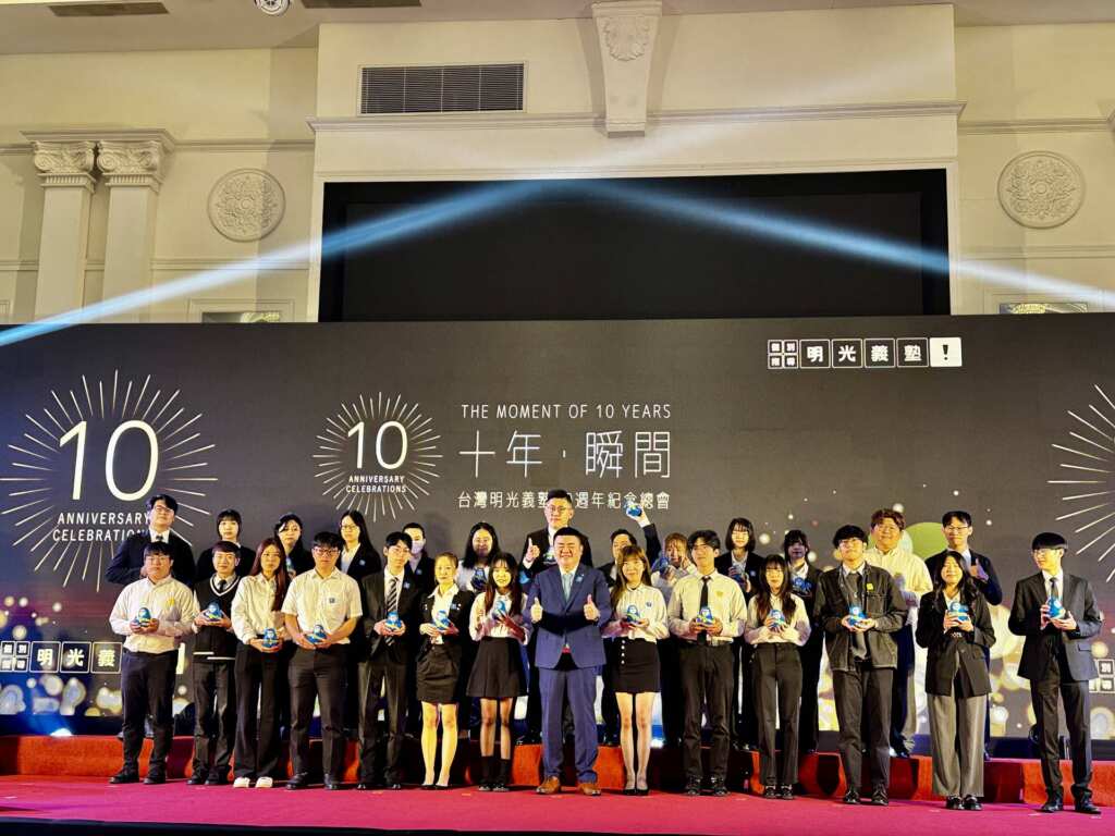 ▲明光文教總經理陳敬仁頒發優秀教師獎。（記者林明佑翻攝）