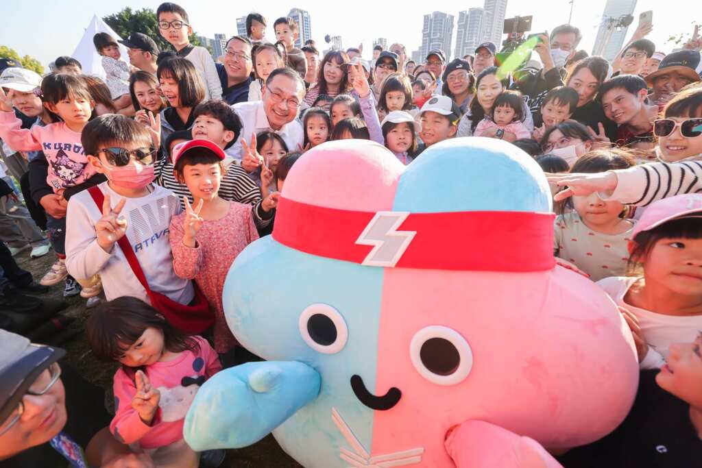 ▲侯友宜化身DJ播放電音兒歌和現場大小朋友互動同樂。（新北市政府提供）